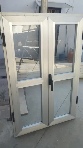Ventana abatible de aluminio