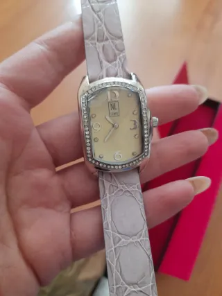 Reloj NL Mujer Nuevo con golpe en cristal