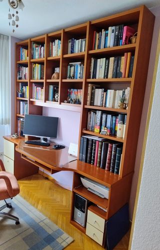 Librería de madera con escritorio
