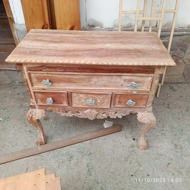 Cómoda Balinesa Tallada a Mano