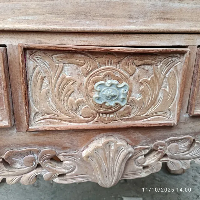 Cómoda Balinesa Tallada a Mano