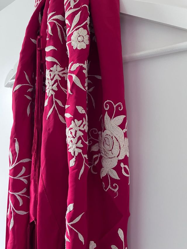 Pañuelo seda 100% rojo bordado flores