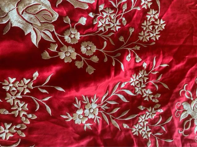Pañuelo seda 100% rojo bordado flores