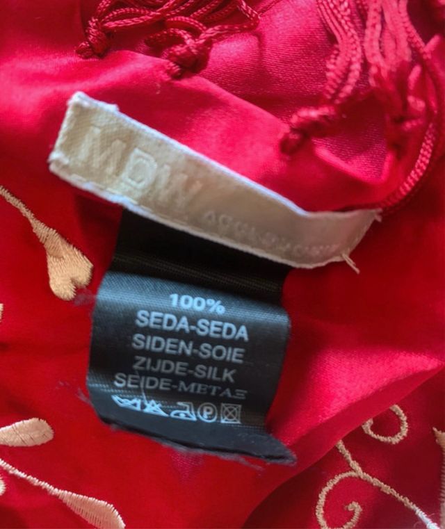 Pañuelo seda 100% rojo bordado flores