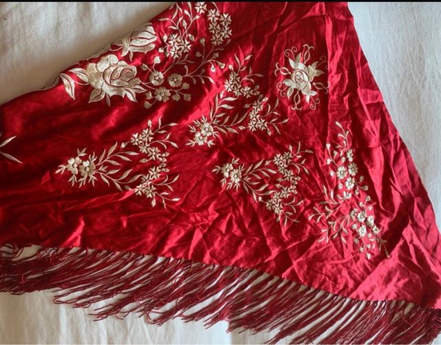 Pañuelo seda 100% rojo bordado flores