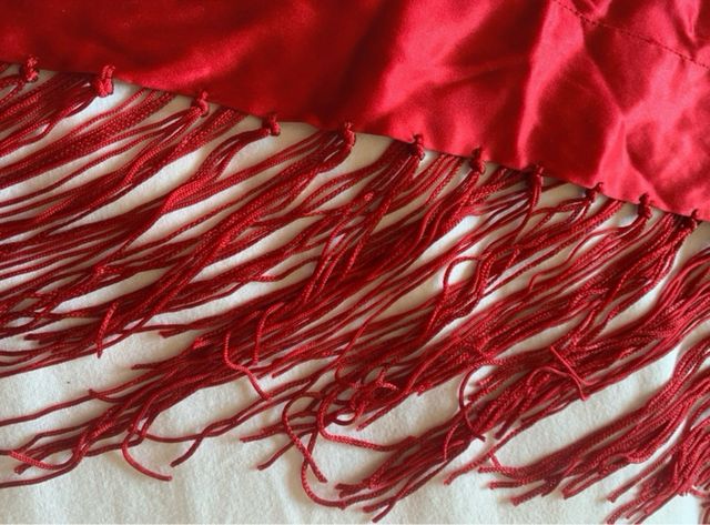 Pañuelo seda 100% rojo bordado flores