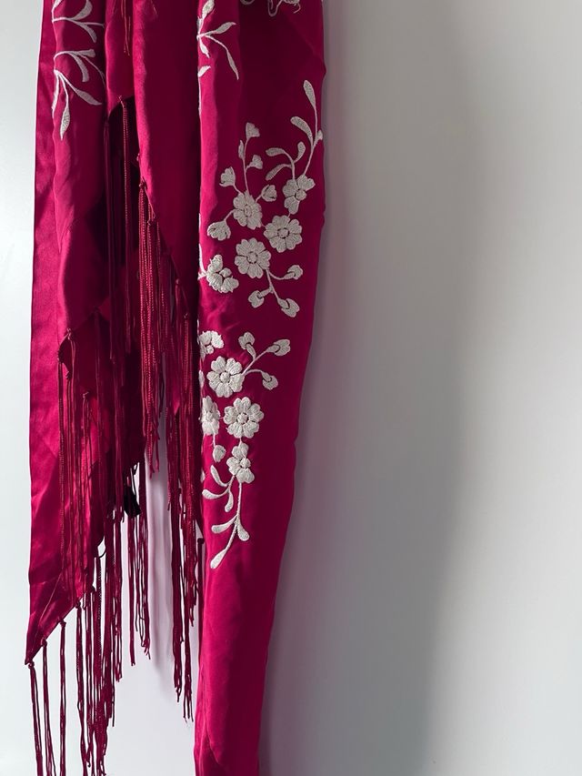 Pañuelo seda 100% rojo bordado flores