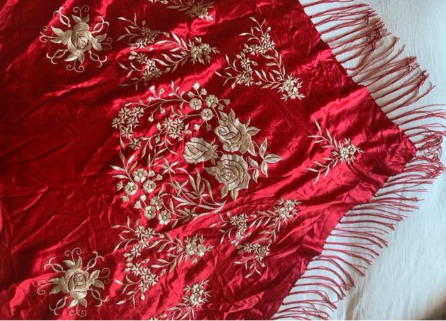 Pañuelo seda 100% rojo bordado flores