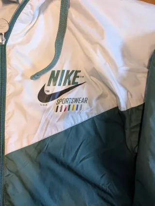 Cazadora cortavientos Nike verde y blanca