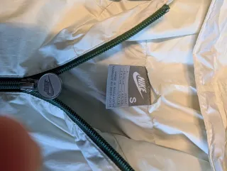 Cazadora cortavientos Nike verde y blanca