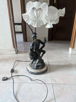 Lámpara antigua de bronce con figura
