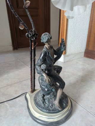 Lámpara antigua de bronce con figura