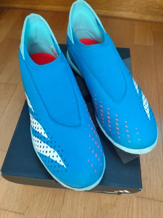 Botas de fútbol césped artificial Adidas
Predator