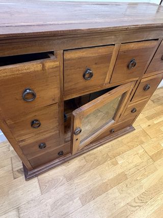 Mueble de madera maciza con cajones.