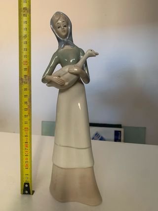 Figura de mujer con ganso