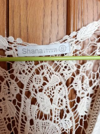 Camiseta tirantes beige encaje