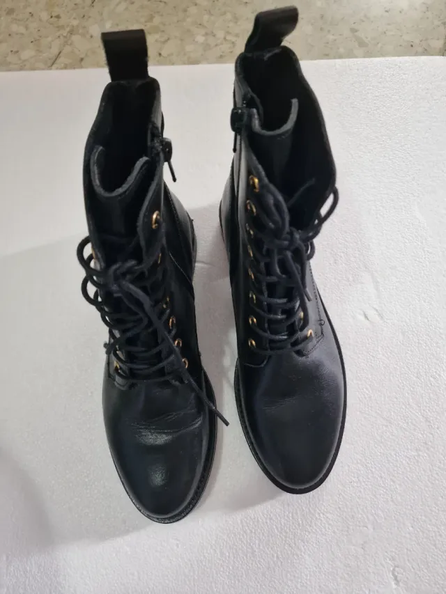 Botines negros con cordones