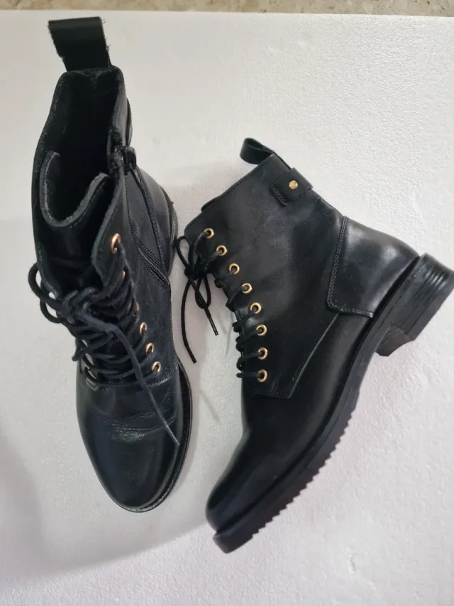 Botines negros con cordones