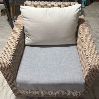 Sillón de mimbre o butacón beige y blanco