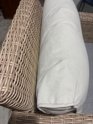 Sillón de mimbre o butacón beige y blanco