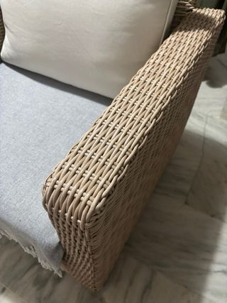 Sillón de mimbre o butacón beige y blanco
