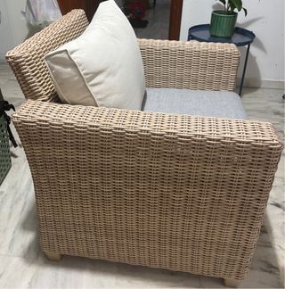 Sillón de mimbre o butacón beige y blanco