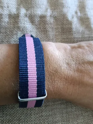 CORREA DE RELOJ DANIEL WELLINTON AZUL  ROSA NUEVA 