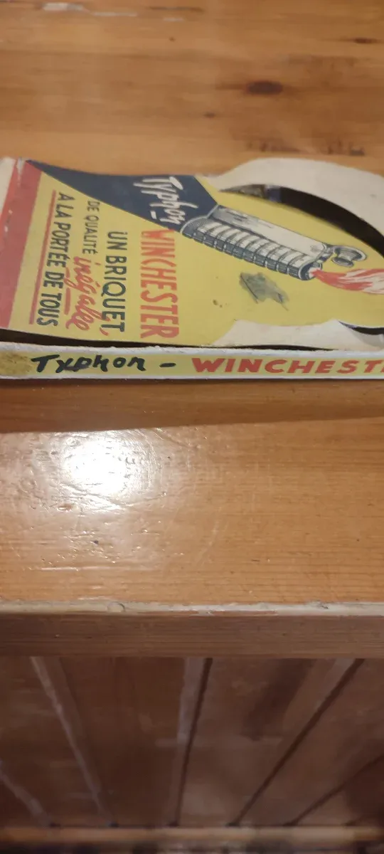 Caja antigua mecheros Typhon Winchester mechero