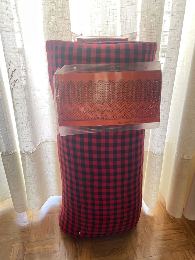 Bolillera de paja con soporte de madera