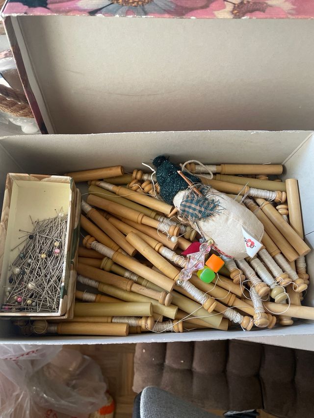 Bolillera de paja con soporte de madera