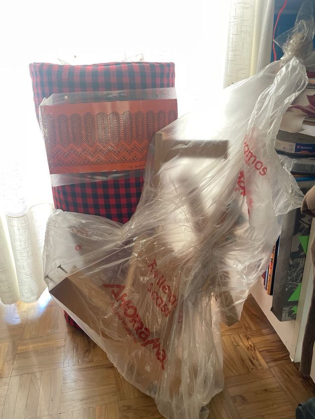 Bolillera de paja con soporte de madera