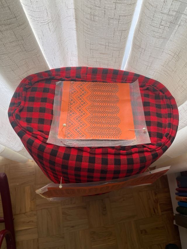 Bolillera de paja con soporte de madera