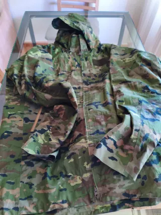 Traje de tormenta camuflaje.

