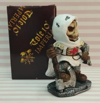 NOVEDAD! FIGURA ESQUELETO TEMPLARIO CON HACHA