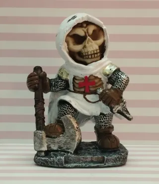 NOVEDAD! FIGURA ESQUELETO TEMPLARIO CON HACHA