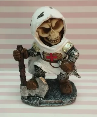 NOVEDAD! FIGURA ESQUELETO TEMPLARIO CON HACHA