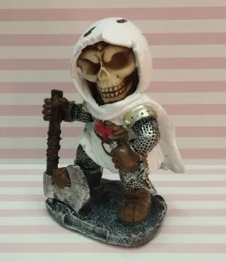 NOVEDAD! FIGURA ESQUELETO TEMPLARIO CON HACHA