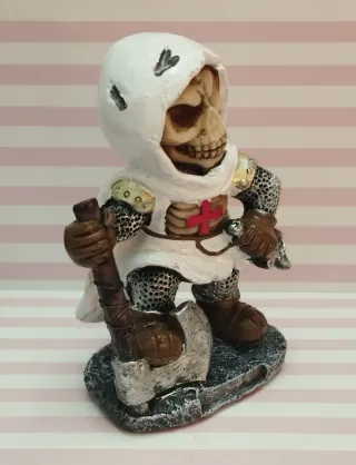 NOVEDAD! FIGURA ESQUELETO TEMPLARIO CON HACHA