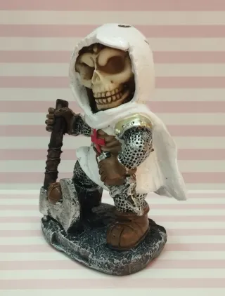 NOVEDAD! FIGURA ESQUELETO TEMPLARIO CON HACHA