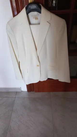Traje chaqueta y pantalón beige talla 36