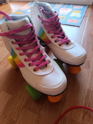 Patines 4 ruedas blancos con arcoíris