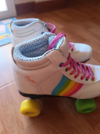 Patines 4 ruedas blancos con arcoíris