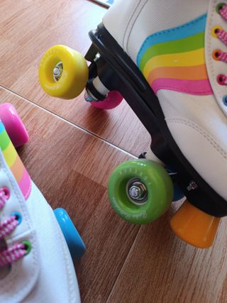 Patines 4 ruedas blancos con arcoíris