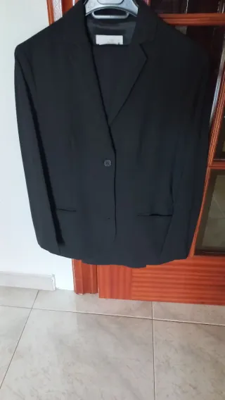 Traje chaqueta y pantalón negro talla 36