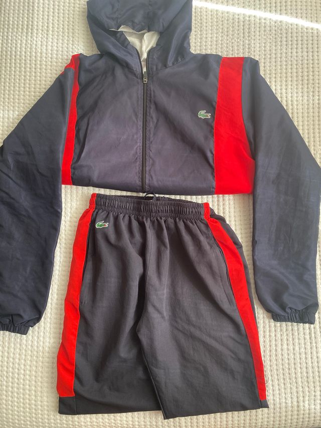 Conjunto deportivo Lacoste azul y rojo