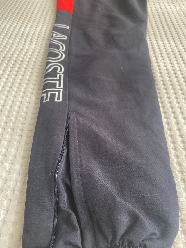 Conjunto deportivo Lacoste azul y rojo