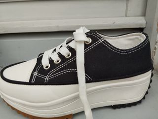 Scarpe zeppa sneakers nere e bianche n.37