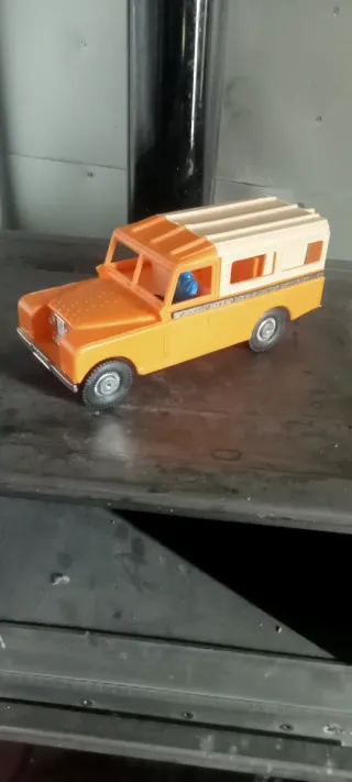 Coche de plástico naranja y blanco