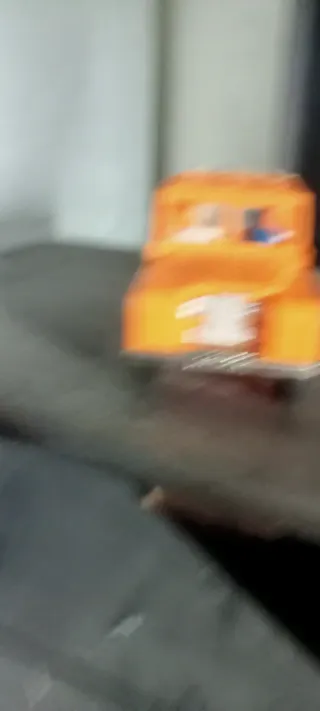 Coche de plástico naranja y blanco