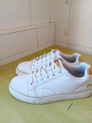 Zapatillas Fila Blancas y Doradas